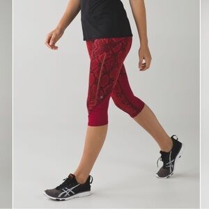 Lululemon Vent It Out Crop, size 6